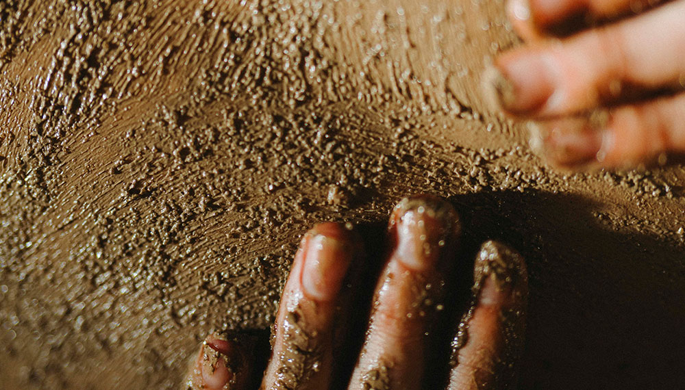 hands giving a mud massage